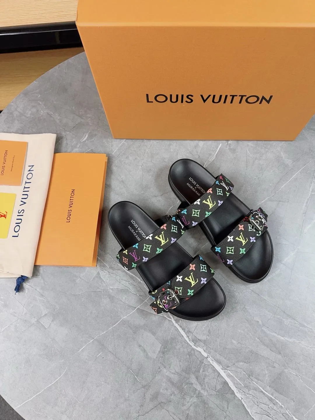 👟👟Ex-factory price 400👟👟 New slippers for spring and summer🌟The belt buckle is adjustable and elastic, full of beach style, original molded LV metal logo decoration, fashionable and beautiful, super versatile🤳🏻upper cowhide/customized imported jacquard fabric/original old-fashioned leather material, water-dyed sheepskin lining (water platform + wear-resistant velvet + rubber sole) three-layer combination outsole 🔶Size: Female 35-43 Male: 38-46